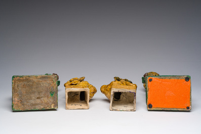 Deux paires de sculptures de lions bouddhistes en gr&egrave;s &eacute;maill&eacute; sancai, Chine, 19&egrave;me si&egrave;cle