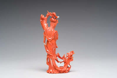 Figure d'une dame avec une branche fleurie en corail rouge sculpt&eacute;, Chine, 19&egrave;me/20&egrave;me si&egrave;cle