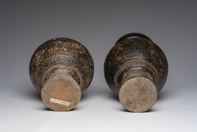 Deux vases en gr&egrave;s &agrave; gla&ccedil;ure brune-noire mont&eacute;s en lampe, Khmer, Cambodge, 12&egrave;me/13&egrave;me si&egrave;cle