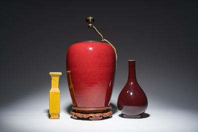 Trois vases en porcelaine monochrome jaune et sang-de-boeuf, un mont&eacute; en lampe, 19&egrave;me/20&egrave;me si&egrave;cle