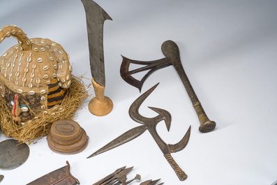 Vaste collection d'objets africains, e.a. des masques, des armes, des r&eacute;cipients et des ustensiles, 20&egrave;me si&egrave;cle