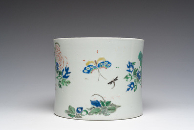 Grand pot &agrave; pinceaux en porcelaine de Chine famille verte &agrave; d&eacute;cor d'oiseaux sur branches fleuries et de papillons, Chine, 20&egrave;me si&egrave;cle