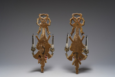 Paire d'appliques murales &agrave; trois lumi&egrave;res de style Louis XVI en bois dor&eacute; et m&eacute;tal argent&eacute;, France, 19&egrave;me/20&egrave;me si&egrave;cle
