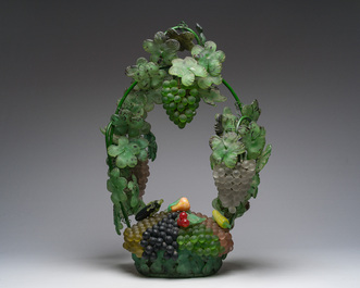 Cesare Toso (20&egrave;me si&egrave;cle): Lampe de table en forme de panier de raisin entour&eacute; de vignes en verre de Murano, Italie