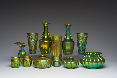 Onze vases et bols &agrave; gla&ccedil;ure &eacute;osine &agrave; d&eacute;cor en relief, Zsolnay Pecs, Hongrie, 20&egrave;me si&egrave;cle