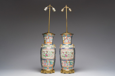 Een paar Chinese Kanton famille rose vazen met blauwe fondkleur, paleissc&egrave;nes en floraal decor omgevormd tot lampen, 19de eeuw