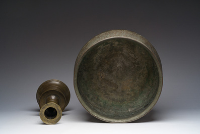 Chandelier ottoman en bronze et un bassin islamique en cuivre &eacute;tam&eacute; &agrave; d&eacute;cor grav&eacute;, 19&egrave;me si&egrave;cle