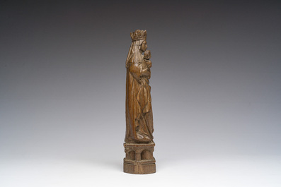 Vierge &agrave; l'Enfant n&eacute;o-gothique en ch&ecirc;ne sculpt&eacute; inspir&eacute;e de mod&egrave;les en argile d'Utrecht du 15&egrave;me si&egrave;cle, 19&egrave;me si&egrave;cle