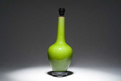 Vase balustre en porcelaine monochrome verte mont&eacute; en lampe, Chine, 20&egrave;me si&egrave;cle
