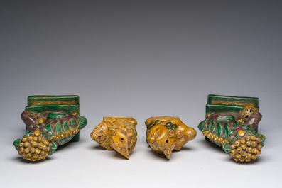 Deux paires de sculptures de lions bouddhistes en gr&egrave;s &eacute;maill&eacute; sancai, Chine, 19&egrave;me si&egrave;cle