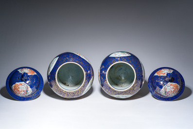 Een paar grote Chinese famille rose vazen met draken en feniksen op blauwe fondkleur, Kangxi merk, 19de eeuw