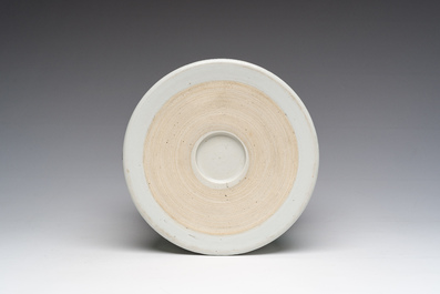 Grand pot &agrave; pinceaux en porcelaine de Chine famille verte &agrave; d&eacute;cor d'oiseaux sur branches fleuries et de papillons, Chine, 20&egrave;me si&egrave;cle