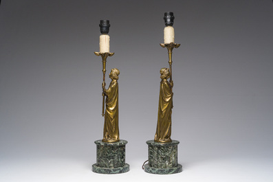 Paire de figures de style n&eacute;o-gothique en bronze dor&eacute; sur un socle en marbre vert de mer transform&eacute;es en chandeliers, France, vers 1900