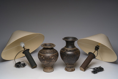 Deux vases en gr&egrave;s &agrave; gla&ccedil;ure brune-noire mont&eacute;s en lampe, Khmer, Cambodge, 12&egrave;me/13&egrave;me si&egrave;cle