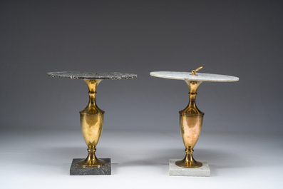 Deux gu&eacute;ridons d'appoint Hollywood Rengency en marbre blanc et gris &agrave; monture en cuivre dor&eacute; en forme de vase, Maison Jansen, Paris, France, ann&eacute;es 70