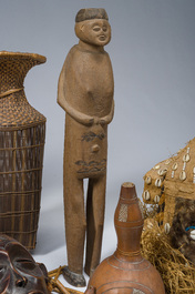 Vaste collection d'objets africains, e.a. des masques, des armes, des r&eacute;cipients et des ustensiles, 20&egrave;me si&egrave;cle