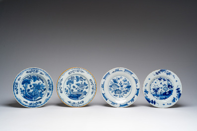 Douze assiettes et plats en fa&iuml;ence de Delft en bleu et blanc et polychrome &agrave; d&eacute;cor floral, 18&egrave;me si&egrave;cle