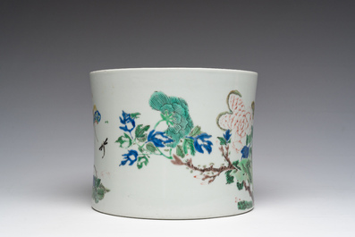 Grand pot &agrave; pinceaux en porcelaine de Chine famille verte &agrave; d&eacute;cor d'oiseaux sur branches fleuries et de papillons, Chine, 20&egrave;me si&egrave;cle