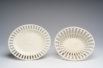 Partie de service de 16 pi&egrave;ces en creamware de Leeds comprenant 12 assiettes et une paire de corbeilles sur pr&eacute;sentoirs, Angleterre, 18&egrave;me/19&egrave;me s.