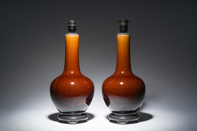 Paire de vases de forme bouteille en porcelaine &agrave; &eacute;mail flamb&eacute; mont&eacute;s en lampe, Chine, 20&egrave;me si&egrave;cle