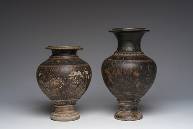 Deux vases en gr&egrave;s &agrave; gla&ccedil;ure brune-noire mont&eacute;s en lampe, Khmer, Cambodge, 12&egrave;me/13&egrave;me si&egrave;cle