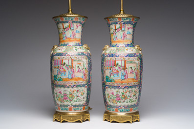 Een paar Chinese Kanton famille rose vazen met blauwe fondkleur, paleissc&egrave;nes en floraal decor omgevormd tot lampen, 19de eeuw
