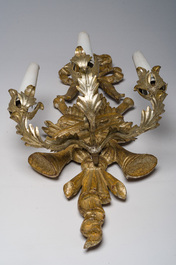 Paire d'appliques murales &agrave; trois lumi&egrave;res de style Louis XVI en bois dor&eacute; et m&eacute;tal argent&eacute;, France, 19&egrave;me/20&egrave;me si&egrave;cle