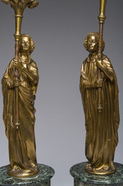 Paire de figures de style n&eacute;o-gothique en bronze dor&eacute; sur un socle en marbre vert de mer transform&eacute;es en chandeliers, France, vers 1900