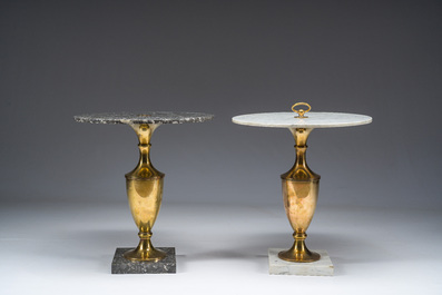 Deux gu&eacute;ridons d'appoint Hollywood Rengency en marbre blanc et gris &agrave; monture en cuivre dor&eacute; en forme de vase, Maison Jansen, Paris, France, ann&eacute;es 70
