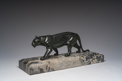 Marcel Leducq (1879-1955) : Sculpture Art D&eacute;co repr&eacute;sentant une panth&egrave;re, zamak patin&eacute; sur un imposant socle en marbre