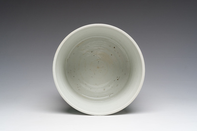 Grand pot &agrave; pinceaux en porcelaine de Chine famille verte &agrave; d&eacute;cor d'oiseaux sur branches fleuries et de papillons, Chine, 20&egrave;me si&egrave;cle