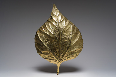 Tommaso Barbi (1944-2015): Paire d'appliques murales en cuivre dor&eacute; &agrave; point lumineux unique en forme de feuille, Italie, ann&eacute;es 1970