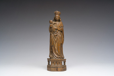 Vierge &agrave; l'Enfant n&eacute;o-gothique en ch&ecirc;ne sculpt&eacute; inspir&eacute;e de mod&egrave;les en argile d'Utrecht du 15&egrave;me si&egrave;cle, 19&egrave;me si&egrave;cle