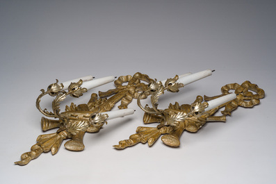Paire d'appliques murales &agrave; trois lumi&egrave;res de style Louis XVI en bois dor&eacute; et m&eacute;tal argent&eacute;, France, 19&egrave;me/20&egrave;me si&egrave;cle