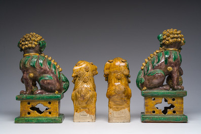 Deux paires de sculptures de lions bouddhistes en gr&egrave;s &eacute;maill&eacute; sancai, Chine, 19&egrave;me si&egrave;cle