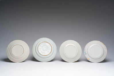 Douze assiettes et plats en fa&iuml;ence de Delft en bleu et blanc et polychrome &agrave; d&eacute;cor floral, 18&egrave;me si&egrave;cle