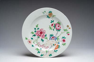Neuf assiettes en porcelaine de Chine bleu et blanc et un plat famille rose &agrave; d&eacute;cor floral, Qianlong