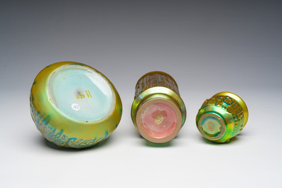 Onze vases et bols &agrave; gla&ccedil;ure &eacute;osine &agrave; d&eacute;cor en relief, Zsolnay Pecs, Hongrie, 20&egrave;me si&egrave;cle