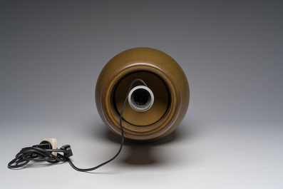 Vase en porcelaine de Chine 'teadust' monochrome mont&eacute; en lampe, 18&egrave;me/19&egrave;me si&egrave;cle