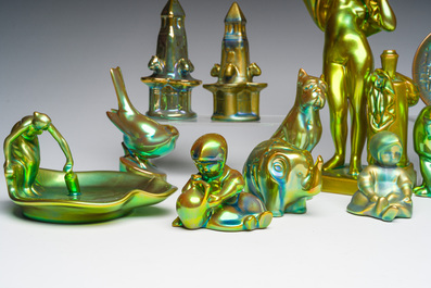 Collection vari&eacute;e d'animaux, de figures et de monuments &agrave; gla&ccedil;ure &eacute;osine, Zsolnay Pecs, Hongrie, 20&egrave;me si&egrave;cle