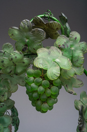 Cesare Toso (20&egrave;me si&egrave;cle): Lampe de table en forme de panier de raisin entour&eacute; de vignes en verre de Murano, Italie