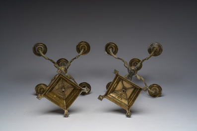 Paire de chandeliers en bronze dor&eacute; &agrave; cinq lumi&egrave;res, France ou Italie, 19&egrave;me/20&egrave;me si&egrave;cle