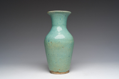 Vase en gr&egrave;s monochrome turquoise mont&eacute; en lampe, Chine, 19&egrave;me/20&egrave;me si&egrave;cle