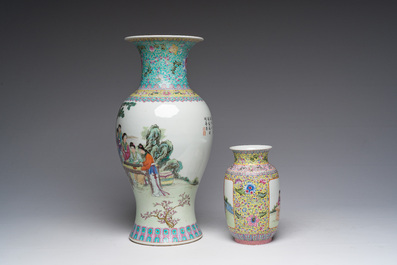 Deux vases en porcelaine de Chine famille rose &agrave; d&eacute;cor de dames se relaxant dans un jardin de palais, marque de Qianlong, R&eacute;publique, 20&egrave;me si&egrave;cle
