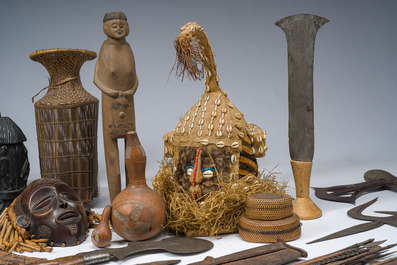 Vaste collection d'objets africains, e.a. des masques, des armes, des r&eacute;cipients et des ustensiles, 20&egrave;me si&egrave;cle