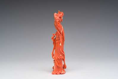 Figure d'une dame avec une branche fleurie en corail rouge sculpt&eacute;, Chine, 19&egrave;me/20&egrave;me si&egrave;cle
