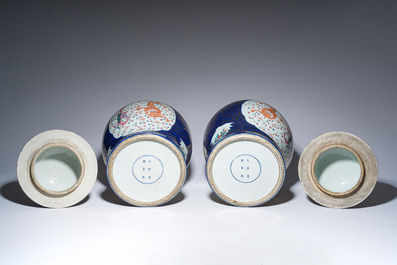 Een paar grote Chinese famille rose vazen met draken en feniksen op blauwe fondkleur, Kangxi merk, 19de eeuw