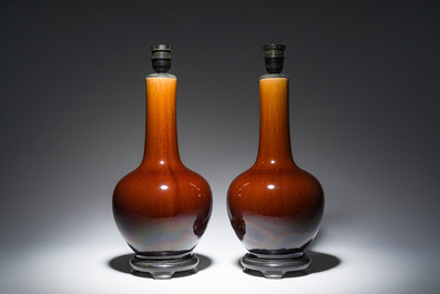 Paire de vases de forme bouteille en porcelaine &agrave; &eacute;mail flamb&eacute; mont&eacute;s en lampe, Chine, 20&egrave;me si&egrave;cle