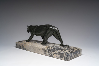 Marcel Leducq (1879-1955) : Sculpture Art D&eacute;co repr&eacute;sentant une panth&egrave;re, zamak patin&eacute; sur un imposant socle en marbre