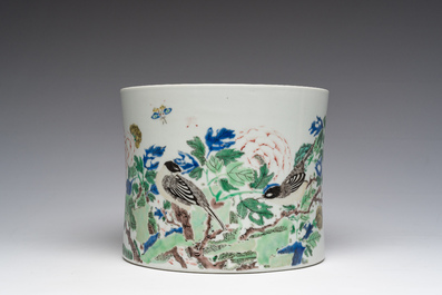 Grand pot &agrave; pinceaux en porcelaine de Chine famille verte &agrave; d&eacute;cor d'oiseaux sur branches fleuries et de papillons, Chine, 20&egrave;me si&egrave;cle
